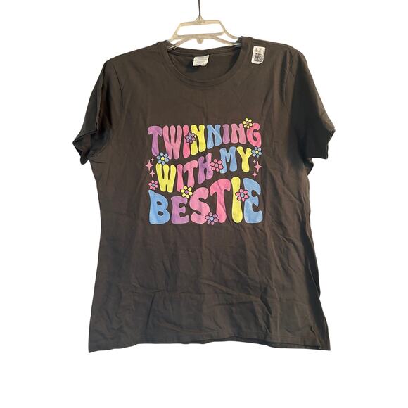NWOT Port and Company Women's Gray T Shirt 'Twinning With My Bestie' Size Large - Picture 1 of 4